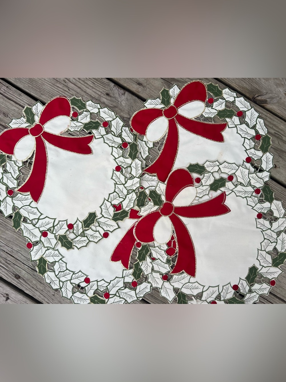 Bed Bath & Beyond Red and White Holiday Appliqué 4 placements
